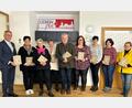 Bild: Janka Hannemann-Mathes
Eberhard Polland (Mitte) hat ein neues Buch zur Tirschenreuther Stadtgeschichte veröffentlicht. Bei der Vorstellung dabei waren (von links) Bürgermeister Franz Stahl, Silvia Schneider von Schreibwaren Schneider, Anneliese Kühn von Schreibwaren Häckl-Kühn, die Ehefrau des Autors, Anni Polland, Margot Konz von der Buchhandlung St. Peter, Pollands Tochter Kerstin Franz, Stefanie Teicher vom Bücherhaus Rode sowie "Leben plus"-Quartiersmanagerin Cornelia Stahl.
