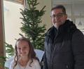Bild: gis
Christkind Milena mit Bürgermeister Franz Tauber.