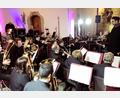 Bild: wro
Im Altarraum der Pfarrkirche Sankt Pankratius gab die Blaskapelle Falkenberg unter der Leitung von Franz Stierstorfer (rechts) ein umjubeltes Konzert.