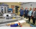 Bild: gsp
Martin Strobel, Ausbilder an der Fachoberschule im Zweig Technik (links), erklärt Bayerns Kultusministerin Anna Stolz (Zweite von rechts) die mit einer speziellen Programmier-Technik ausgestattete Carrera-Bahn. Rechts ist der Amberger Landtagsabgeordnete Bernd Heinisch zu sehen. Schulleiter Martin Wurdack (Zweiter von links) schaute ebenfalls interessiert zu.