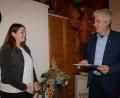 Bild: bey
Bürgermeister Robert Lindner ernennt Marina Schmid nach einstimmiger Zustimmung des Marktgemeinderates zur neuen Standesbeamtin im Standesamt Floß.