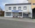 Bild: rti
Die Volksbank Raiffeisenbank Nordoberpfalz schließt Ende März neben den Geschäftsstellen in Falkenberg, Kastl und Krummennaab auch die Filiale in Bad Neualbenreuth (Bild). Was mit dem Gebäude geschieht, steht noch nicht fest.