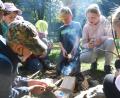 Archivbild: ppfr
Stärkung am Lagerfeuer nach einer aufregenden Schatzsuche: Freizeiten für Kinder und Jugendliche fördern die Entwicklung der Persönlichkeit. Die Förderung der Jugendarbeit war jetzt Thema im Kreisausschuss im Landratsamt Amberg-Sulzbach.