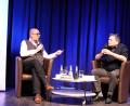 Bild: cog
Im Gespräch mit Thomas Geiger (rechts) stellt Hannes Ringlstetter (links) sein Buch "Ein Steinpilz für die Ewigkeit" vor, in dem er sich mit dem Sterben seines Vaters auseinandersetzt.