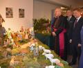 Bild: jr
Diese von den Mitterteicher Schnitzern nachgeschnitzte Krippe von Otto Zehentbauer kommt 2025 in die Stadtpfarrkirche, hier begutachtet (von links) von Bischof Dr. Rudolf Voderholzer, Landrat Roland Grillmeier, Bürgermeister Stefan Grillmeier und Peter F. Dotzauer.