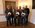 Bild: Landratsamt Neustadt/WN /Marcel Weidner
Landrat Andreas Maier (hinten von rechts), Bürgermeister Sebastian Giering und Bürgermeister Anton Kappl gratulierten den Geehrten (von rechts) Karl Liegl, Rainer Schmeidl und Gerhard Steiner.