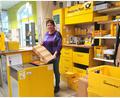 Bild: Portner
Maria Biebl am Postschalter in ihrem Einzelhandelsgeschäft in der Bezirksamtsstraße in Oberviechtach. In drei Monaten sperrt sie den Laden zu.