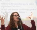 Bild: Gabi Schönberger
Maron Fuchs verdeutlicht in einem Poetry Slam, wie wichtig es ist, die Würde des Menschen zu wahren. Diese sei durch Phänomene wie Rassismus und Sexismus gefährdet.