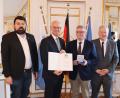 Bild: Regierung der Oberpfalz/Stühlinger-Weinhändler
Verleihung der Kommunalen Verdienstmedaille in Bronze mit (von links) Bürgermeister Stefan Frank, Regierungspräsident Walter Jonas, Michael Göth und Landrat Richard Reisinger.