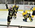 Archivbild: Hubert Ziegler
Brendan Walkom (links, Szene aus einem früheren Spiel) vom ERSC Amberg bejubelt einen Treffer. Gegen die Buchloer Pirates soll am Sonntag der erste Heimsieg unter dem neuen ERSC-Coach Bernhard Keil her.