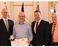 Bild: Kathrin Kammermeier/exb
Als Lebensretter zeichnete Regierungspräsident Walter Jonas den Mitterteicher Michael Mickisch aus. Unter den ersten Gratulanten waren Bürgermeister Stefan Grillmeier und stellvertretender Landrat Günter Kopp (von links).