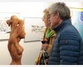 Bild: Wolfgang Steinbacher
Kompositionen von Helmut Rösel im Hintergrund, ein weiblicher Akt von Wolfgang Babl davor: Genaueres Hinschauen lohnt sich bei dieser Gruppenausstellung in der Stadtgalerie Alte Feuerwache.
