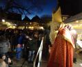 Bild: hm
Sankt Nikolaus hat für die jüngsten Marktbesucher kleine Geschenke dabei. Diesen Moment wollen auch die Eltern nicht verpassen.