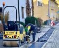 Bild: Gerhard Krones
Die Asphaltierung der Bankette durch die Firma MIH läuft derzeit. Einige Mängel müssen behoben werden.