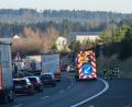 Bild: dob
Ein Mercedes-Fahrer geriet auf der Autobahn von der Fahrbahn ab, fuhr eine ansteigende Böschung entlang und wieder zurück auf die Autobahn. Dort blieb er auf der Leitplanke hängen. Die Feuerwehrkräfte leiteten den Verkehr an der Unfallstelle vorbei.