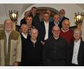 Bild: wfw
Die Jubilare der Raiffeisenbank Hirschau mit den Vorstandsmitgliedern Michael Hirmer (Bildmitte) und Klaus Wild (vorne rechts) sowie dem stellvertretenden Aufsichtsratsvorsitzendem Dieter Kohl (vorne, Zweiter von rechts).