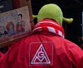 Bild: Alicia Windzio/dpa
Bei VW ruft die IG Metall zu Warnstreiks auf.