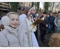 Bild: jua
Das "Christkind" Luca-Anna (in der Mitte) eröffnet mit seinem "Engel" Seraphina (links) und Schlossherr Burkhard Graf Beissel von Gymnich (rechts neben dem "Christkind") den 18. Weihnachtsmarkt auf Schloss Guteneck.