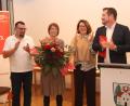 Bild: pi
Unter lang anhaltendem Beifall erhält Margit Kirzinger (Zweite von links) aus den Händen von Uli Grötsch (rechts) die Willy-Brandt-Medaille. Dazu gratulieren die Vorsitzenden Monika Zeitler-Kals und Martin Wittmann.