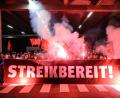 Bild: Hendrik Schmidt/dpa
Zum Ende der Friedenspflicht bekunden Beschäftigte von Volkswagen ihre Streikbereitschaft.