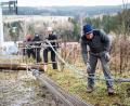 Bild: Eric Waha/fph
Seilspleiß rückwärts auf der Ochsenkopf-Nordseite im November: Der österreichische Spleißer Markus Niedermayr von der Firma Teufelberger ist der Chef beim Kürzen des Seils am Ochsenkopf.