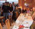 Bild: bö
Seinen 80. Geburtstag feierte in den vergangenen Tagen Reinhard Fleischmann (Mitte, stehend, mit Schürze). Mit im Bild seine Frau Marianne (links neben ihm), Angehörige, Freunde sowie Zweiter Bürgermeister Mathias Huger (Dritter von links, stehend).