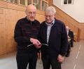 Bild: bsc
Alfons Weidner (links) und Heinrich Brunner (rechts) prägten beim TSV Friedenfels viele Jahre den nordischen Skisport. Nicht nur der Blick in die Vereinschronik weckt bei den beiden Langläufern viele Erinnerungen.