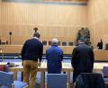 Bild: Nils Ganzmann
Ein Dolmetscher (links) übersetzte die Anklage für den 49-Jährigen. Verteidiger Matthias Haberl (rechts) regte ein Rechtsgespräch an.