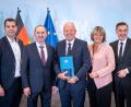 Bild: Andreas Heddergott/exb
Unternehmer Bernd Fürbringer aus Arzberg ist mit der Wirtschaftsmedaille des Freistaats Bayern ausgezeichnet worden. Von links Sohn Daniel Stowasser, Staatsminister Hubert Aiwanger, Bernd Fürbringer, Marion Stowasser-Fürbringer, Landrat Peter Berek.