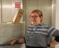 Bild: olr
Sandra Böhm wartet mit dem Altpapier auf den Aufzug.