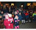 Bild: jr
Der Chor des Kindergartens St. Hedwig gestaltete mit fünf Liedern den Auftakt des Adventsschaufensters auf dem Betriebsgelände des Malerbetriebs Blechinger.