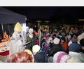 Bild: fvo
Der Heilige Nikolaus taucht beim Adventsmarkt der Freien Wähler aus der Dunkelheit am Hostauplatz in Waldthurn auf und verteilt Geschenke. Insbesondere dankt er Manuela Grünauer und den CantiKids für ihr musikalisches Engagement bei der Veranstaltung.