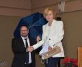 Bild: ak
Ministerialbeauftragte Mathilde Eichhammer überreichte dem neuen Schulleiter der Realschule Kemnath symbolisch einen Schirm.