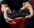 Symbolbild: Sebastian Gollnow/dpa
Ein Gamer spielt mit einer Playstation 4.