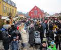 Bild: bnr
Mit vorgerückter Stunde drängen sich immer mehr Besucher am Adventsmarkt auf dem Wernberger Marktplatz.