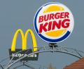 Symbolbild: Peter Kneffel/dpa
Schilder der Fastfood-Ketten McDonald's und Burger King am Autobahn-Rasthof Schweitenkirchen bei Giegenhausen in Bayern. Die Gewerkschaft Nahrung-Genuss-Gaststätten (NGG) kündigt in der sogenannten Systemgastronomie Warnstreiks während der Adventszeit an.