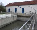 Bild: tss
Die Kläranlage Tirschenreuth muss in zwei Bauabschnitten erweitert und saniert werden. Unter anderem muss ein neues Rechengebäude gebaut werden. Das alte (hinten) soll dann als Lager dienen.