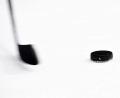 Bild: Tobias Hase/dpa/Archivbild
Ein Puck und ein Eishockeyschläger.