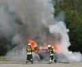 Archivbild: dob
Brennt ein Auto, heißt es für die Feuerwehr "Wasser marsch" – egal, ob E-Auto oder Verbrennungsmotor. Je nach Antriebsart wird unter Umständen aber eine unterschiedliche Menge an Löschwasser benötigt.