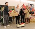 Bild: Witt-Gruppe
Dennis Hofacker (Unternehmenskommunikation, Witt-Gruppe) übergibt die Sachspenden an (von links) Raimunda Schulze, Leiterin der Schwangerschaftsberatungsstelle der Caritas Weiden, Elfriede Bergmann und Gisela Fischer vom Caritas Kinderladen CarLa.