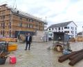Bild: Portner
Investor Manfred Fuchs steht auf der Tiefgarage im Wohngebiet „Sonnenweg“. Die verputzten Häuser können ab Frühjahr 2025 bezogen werden.