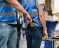 Symbolbild: Andreas Arnold / dpa
Der Griff in die Tasche eines anderen ist für einen geübten Dieb kein Problem, besonders im Gedränge. Mancherorts arbeiten Taschendiebe sogar im Team.