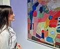 Bild: R. Kreuzer
„Beziehungsspiele mit der Farbe“ heißt das Bild von Inge Posorski, das sich Anina lange anschaut.