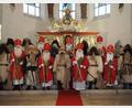 Archivbild: tr
Ein Bild aus dem Jahr 2017: Mehrere Nikolaus-Teams des Burschenvereins in der Stadtpfarrkirche Mitterteich.