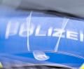Bild: Soeren Stache/dpa
Der Schriftzug „Polizei“ auf der Kühlerhaube eines Autos, aufgenommen während einer Verkehrskontrolle an der Berliner Straße (gedrehte Aufnahme). (zu dpa: „Auto mit Jugendlichen überschlägt sich - vier Verletzte“)