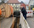 Bild: upl
Leitungsbau in der Dorfstraße: Norbert Arnold und Hans Bäumler schauen auf der Baustelle nach dem Rechten. Schwarz ist die Leitung für die Nahwärme, orangefarben für Glasfaser.