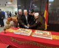 Bild: mor
Brigadegeneral Steven Carpenter (von links), General-Consul Dr. James Miller, Obergefreiter Morales von der Truppenküche und Oberst Stephen Flanagan schnitten mit einem gekonnten Säbelhieb die große Thanksgiving-Torte an.