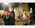 Bild: prh
Ein besonderes Erlebnis, vor allem für die Kinder, war auch heuer wieder der Christkindlmarkt der Musikschule. Neben einem opulenten musikalischen Programm war der Besuch von Nikolaus mit dem Christkind und Engeln und Zwergen im Gefolge der Höhepunkt des Marktes vor den Lobkowitz-Schlössern.