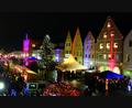 Archivbild: stg
Die Fassaden am Stadtplatz werden farbig angestrahlt.