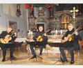 Bild: wel
Mikhail Antropov, Alexander Leidolph und Thomas Etschmann (von links) beeindrucken als Münchner Gitarrentrio über 120 Zuhörer mit ihrem Konzert in der Stadtpfarrkirche.